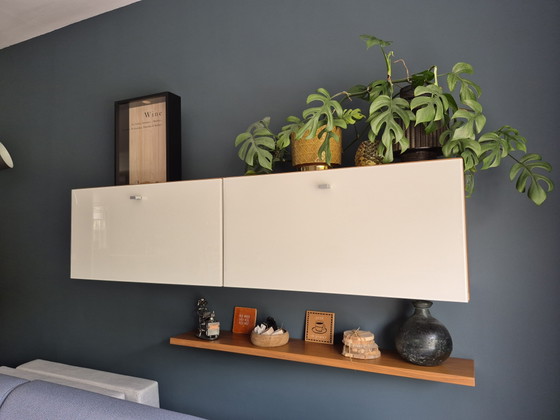 Image 1 of Mobile e mensola a muro Hülsta Xelo Design – Noce e vetro bianco lucido