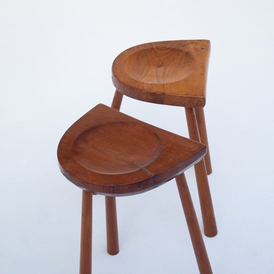Image 1 of Set aus zwei handgeschnitzten Holzhockern mit geformten Sitzflächen