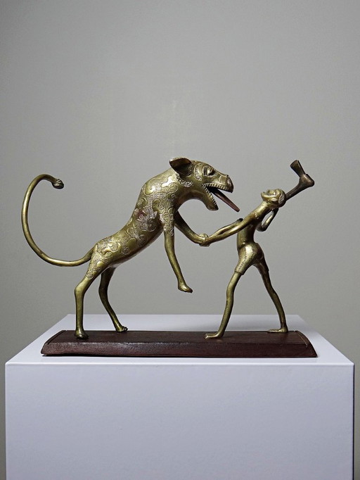 Bronze du Dahomey, Bénin Afrique, vintage/ancien XXe "Le chasseur et la bête"