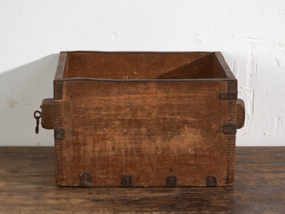 Antique Chinese wooden basket with iron straps – China, circa 1900 – Decorative Objects (photo 31 of 34)