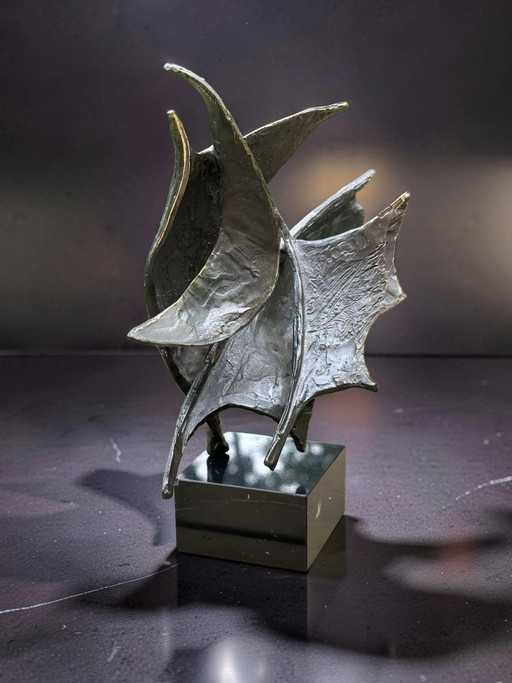 Escultura de bronce El viento en las velas - Bernadette Leijdekkers | Escultura abstracta sobre una base.