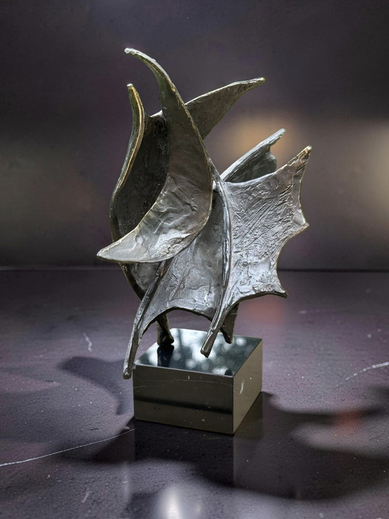 Image 1 of Scultura in bronzo Vento nelle vele - Bernadette Leijdekkers | Scultura astratta su base