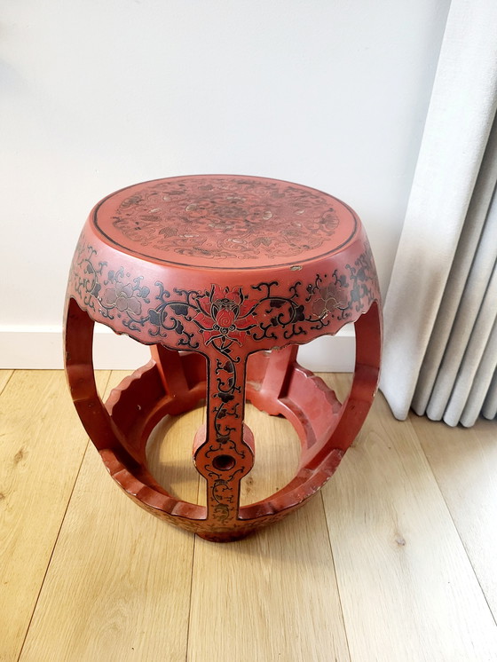 Image 1 of Chinees Houten Krukje of Bijzettafeltje, Laqué Rode Kleur, Versierd Floraal Decor