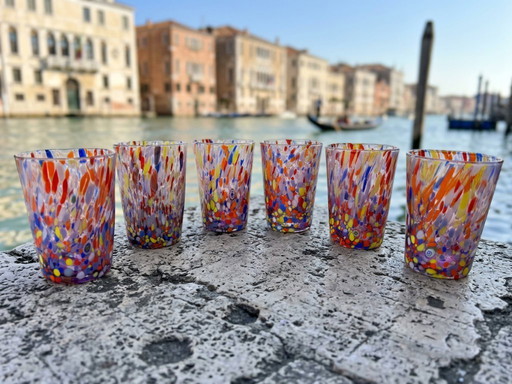 Juego de 6 vasos de cristal veneciano soplado con virutas de Murano de colores, hechos a mano en Italia.