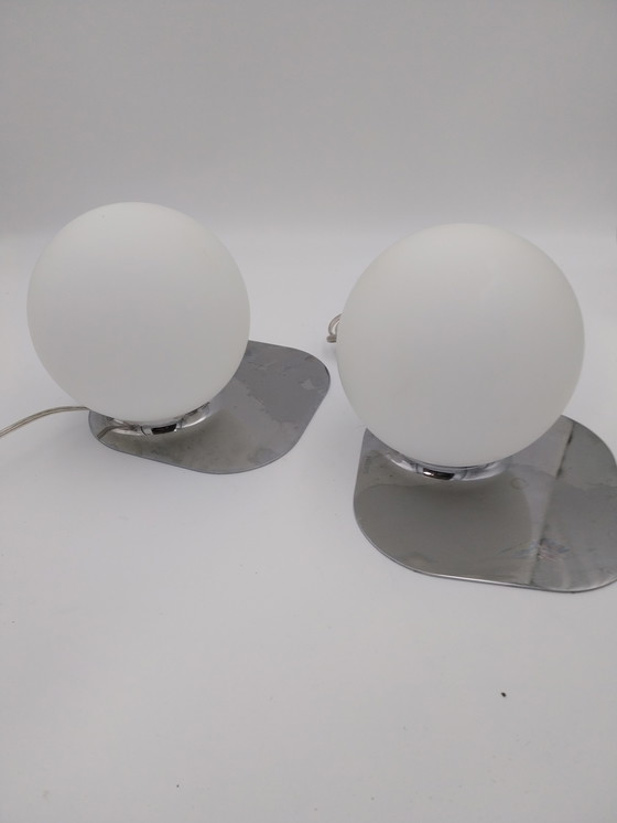 Image 1 of 1 set di 2 lampade da tavolo Philips con sfera opalina e cromo anni '90