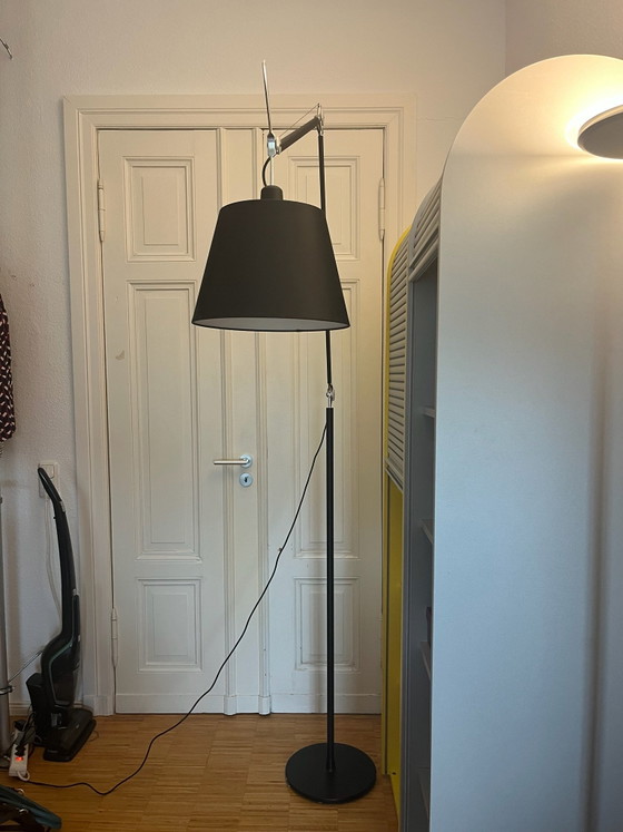 Floor light Tolomeo Mega with parchment shade and aluminum base in black, Artemide, Textile, Aluminium (photo 5 of 5)