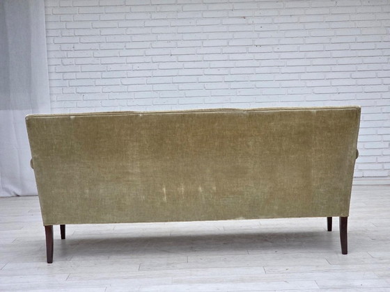 Image 1 of Divano a 3 posti danese degli anni '60, in velluto verde chiaro.