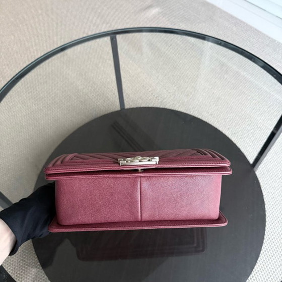 Image 1 of Chanel Boy Medium - Caviar 25CM Chevron Rood Goudkleurige Hardware Serie 28