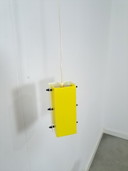 Lampe suspendue jaune futuriste avec lampe en plastique blanc