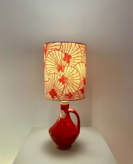 Kleine Bay Akzentlampe – kabellose Vasenlampe mit japanischem Seerosen-Stoff