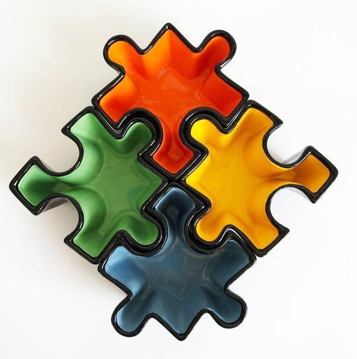 Juego de cuencos de cerámica con forma de rompecabezas. Italia, década de 1980.
