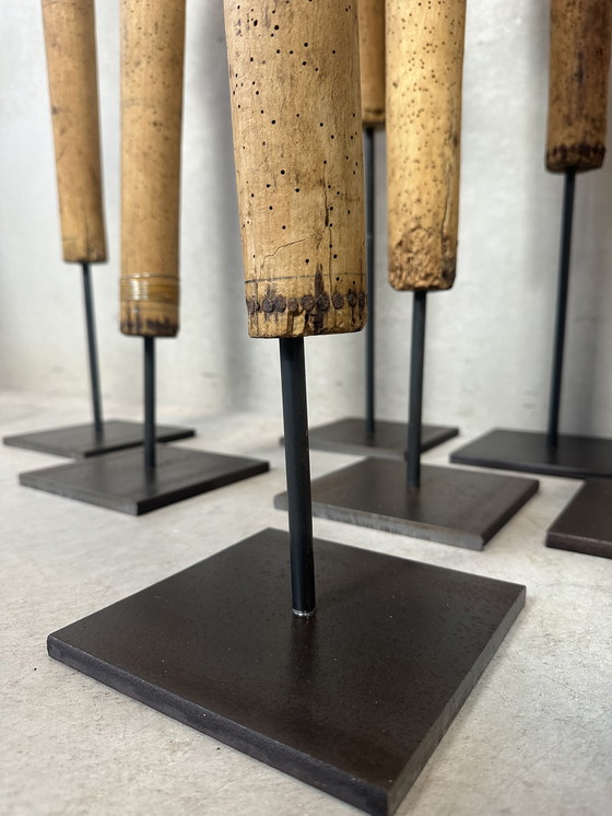 Image 1 of Cônes anciens en bois XL sur pied