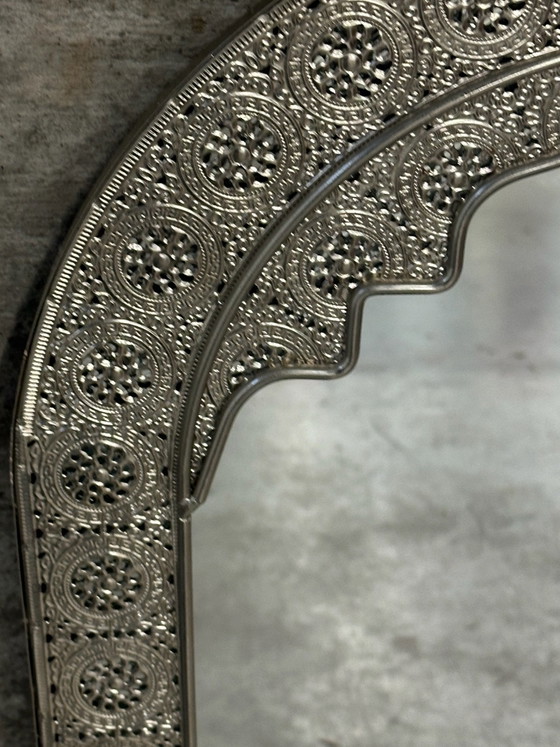 Specchio orientale in metallo traforato, 56,5 × 37 cm, Vetro, Argentato (foto 7 di 15)