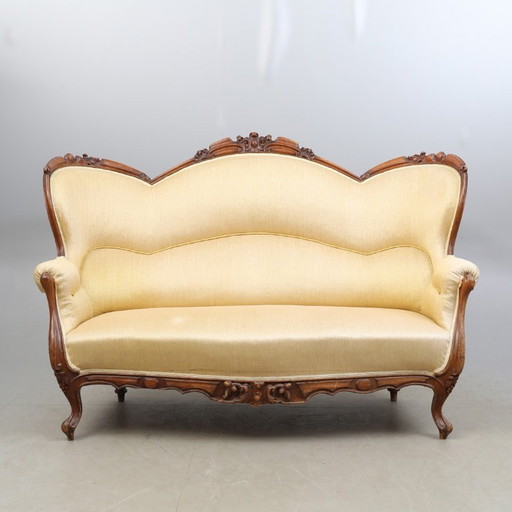 Divano neo-rococò — Stile XIX/XX secolo — Elegante silhouette da salotto con curve classiche