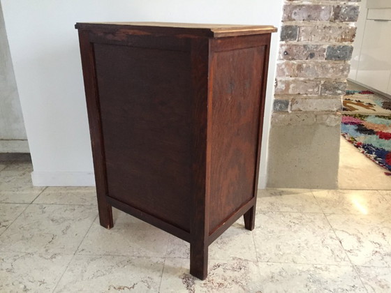 Image 1 of Nachtkastje met kompasvormige poten