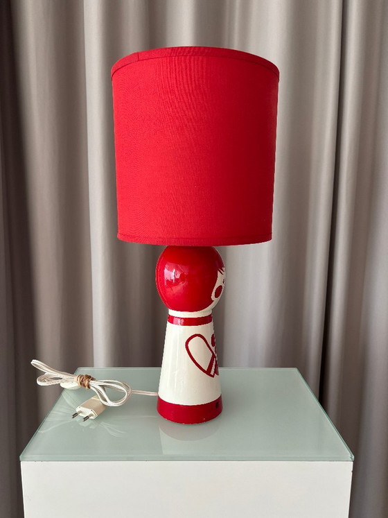 Tischlampe mit puppenförmigem Sockel, Rot und Weiß, Tischlampen, Holz, Stoff, Vintage (Foto 4 von 12)