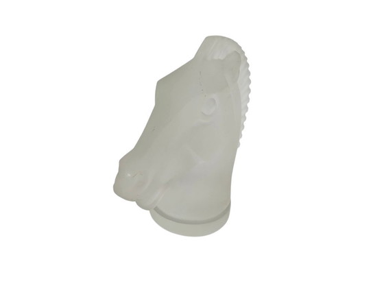 Image 1 of Stile boemo - Lalique - vetro satinato - mascotte per auto in vetro "Longchamp" - terzo quarto del XX secolo