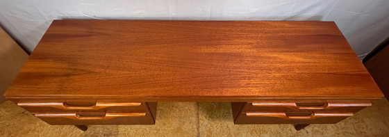 Image 1 of Bureau rétro vintage en teck du milieu du siècle par Stonehill (1960) Design intemporel – Rangement élégant – Artisanat britanni