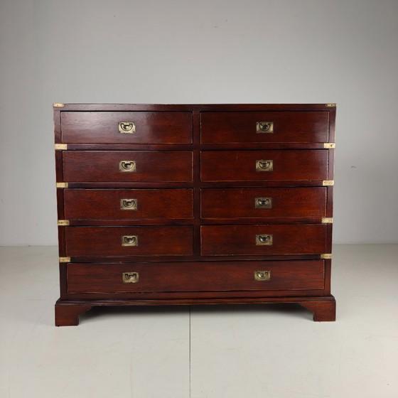 Image 1 of Engelse campagnecommode met messing beslag – 20e eeuw