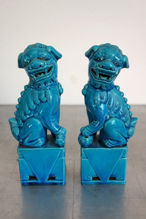 Pareja de perros Foo de porcelana vidriada azul, China, década de 1960.