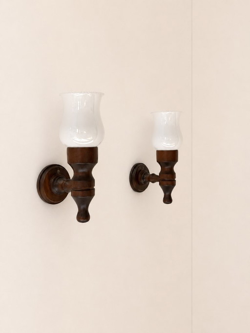 Par de apliques de pared vintage, madera y cristal opalino, Francia, 1970