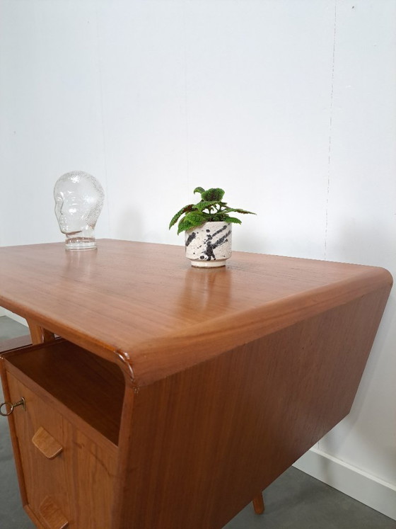 Image 1 of Teak vrijstaand partner bureau met schuine vormen, lades en extra uitschuifbaar werkblad