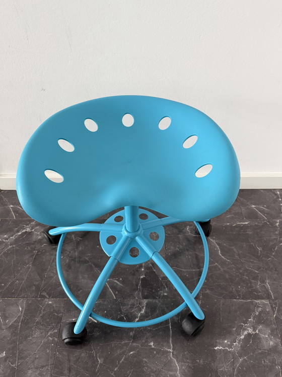 Taburete con forma de tractor de IKEA – Metal, Plastic (photo 5 of 5)