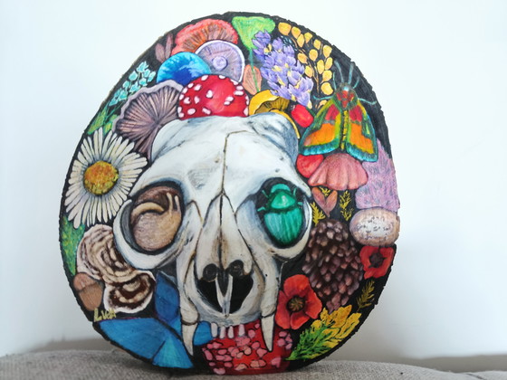 Image 1 of Disco de madera de tronco de árbol con pintura: calavera y naturaleza: setas, insectos