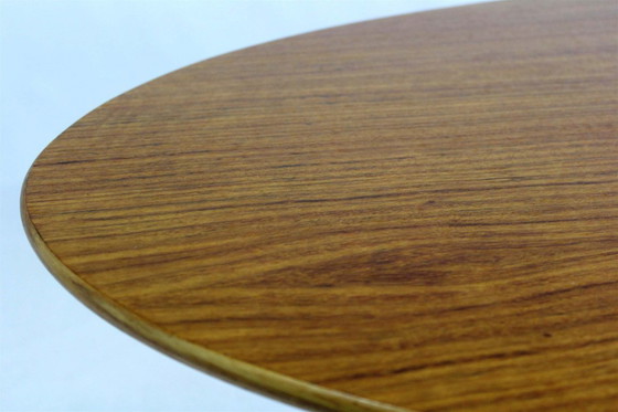 Image 1 of Tavolino da caffè ovale Tulip in noce restaurato, stile Mid-Century Modern di Dřevotvar, anni '60