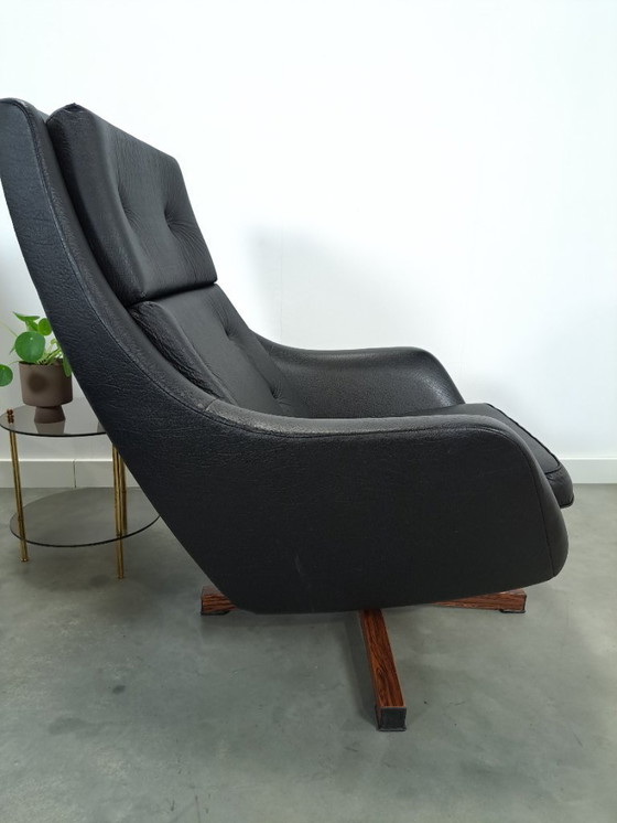 Image 1 of Sedia girevole in pelle artificiale nera proveniente dalla Svezia