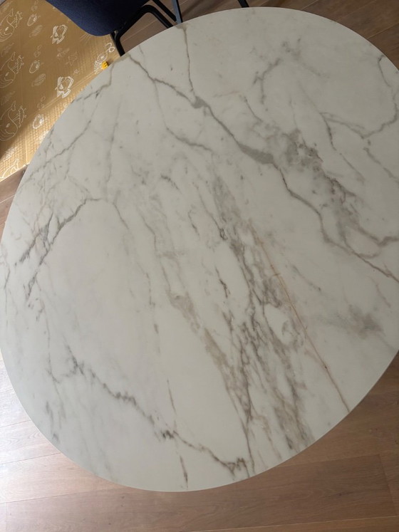 Tavolo da pranzo rotondo con piano effetto marmo e gambe nere, Table du sud, Tavoli da pranzo, Metallo, Altro (foto 3 di 5)