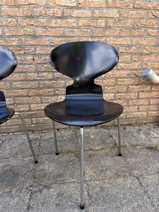 Image 1 of Set of 2 original and rare 3-legged chairs by Fritz Hansen