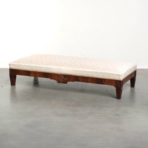 Beautiful antique French bench/window bench from the 19th century in Empire style with a silk seat with an elegant pattern.