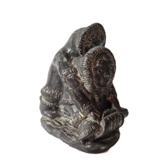 Image 1 of Al Wolf Canada - Esquimaux sur un traîneau - Stéatite - Signé