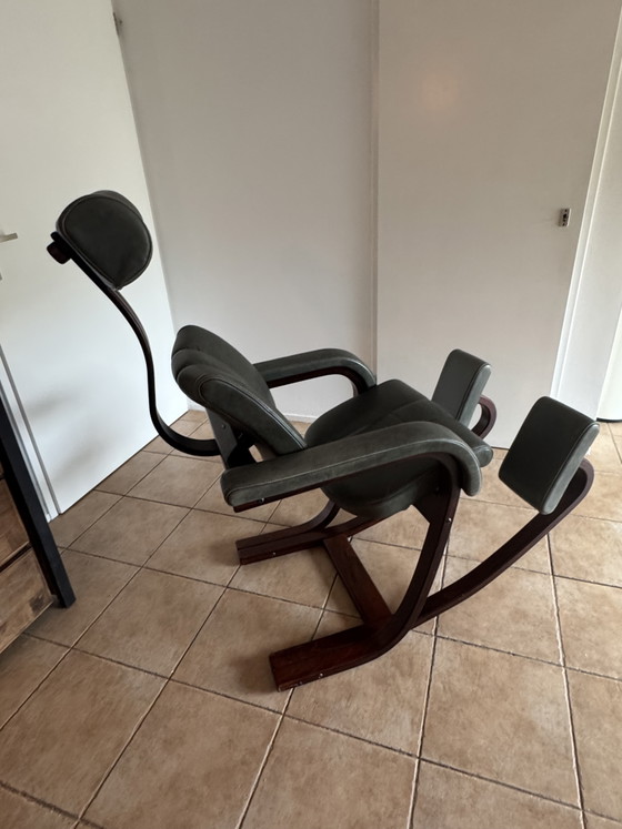 Stokke Duo Balans Chaise Ergonomique à Genoux – Peter Opsvik – Chaises de bureau, Leather, Wood (photo 11 of 15)