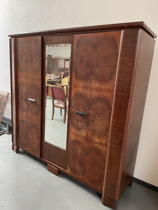 Art deco bedroom closet