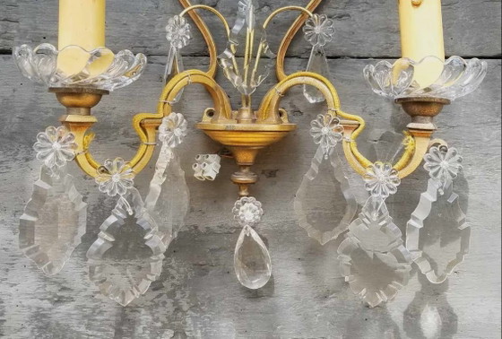 Image 1 of Paire d'appliques murales vintage françaises en laiton et cristal à deux bras