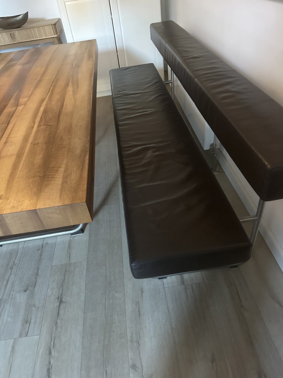 Image 1 of Gipsberger massief notenhouten tafel met 2 leren zitbanken