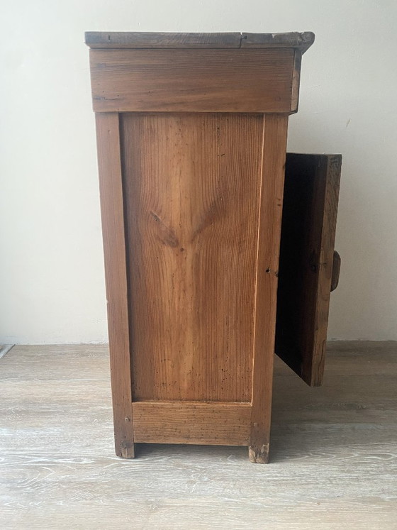 Image 1 of Mesita de noche rústica antigua de madera maciza: una pieza auténtica y cálida.