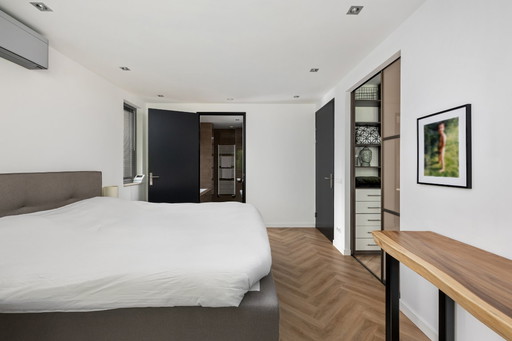 Hermosa mesa auxiliar de PW Interiors