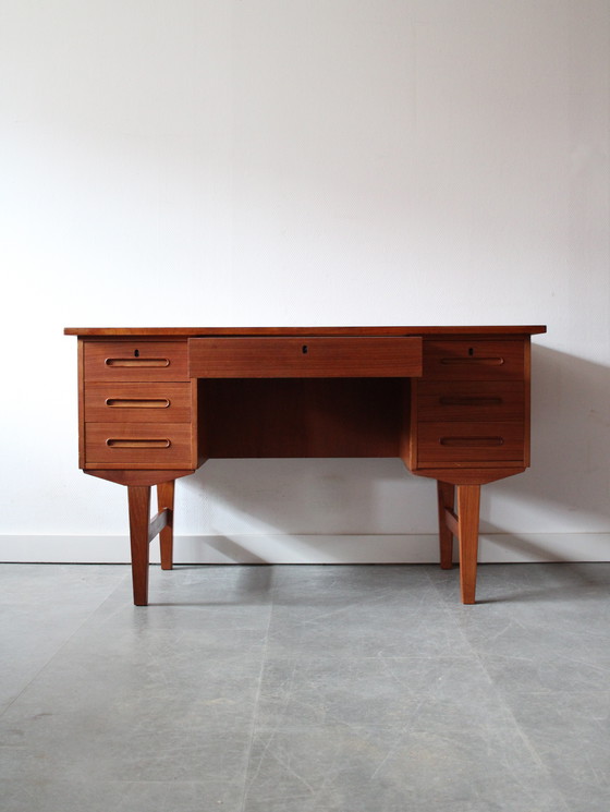 Image 1 of Scrivania danese vintage in teak