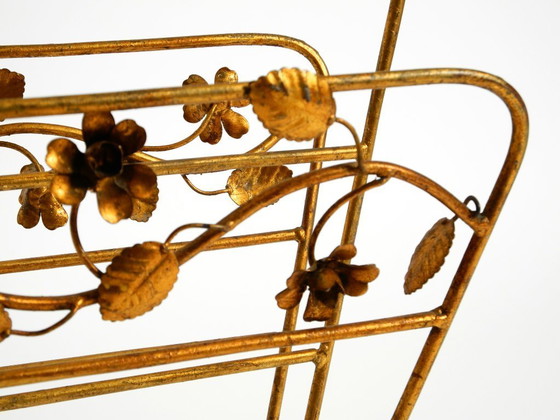 Image 1 of Straordinario portariviste e giornali in stile moderno di metà secolo con struttura in metallo dorato.