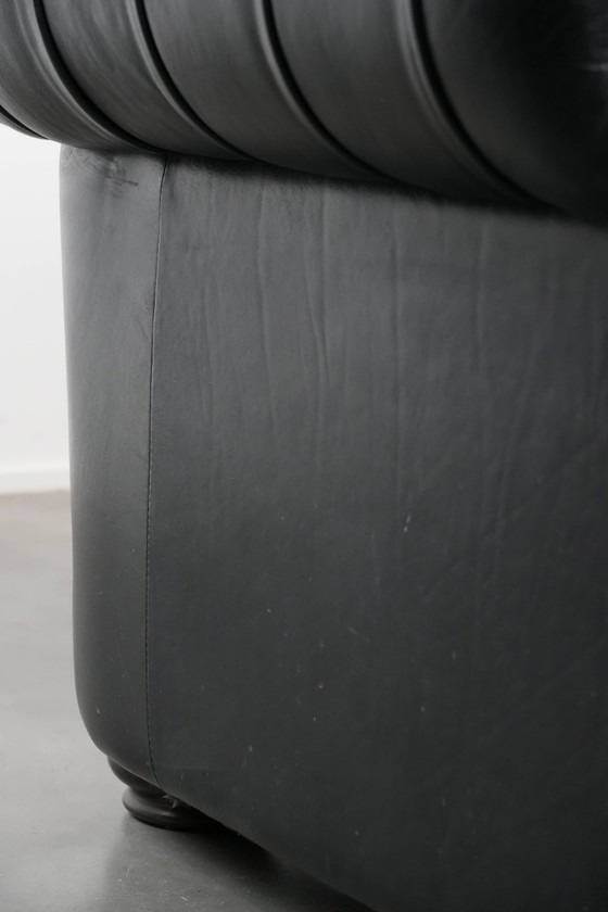 Image 1 of Schwarzes Chesterfield-Dreisitzer-Sofa aus Rindsleder