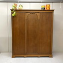 Antik-Kleiderschrank vom Flohmarkt mit abnehmbaren Hänge- und Regalelementen im Art-Deco-Stil