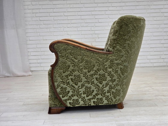 Image 1 of 1960er Jahre, Dänischer Sessel, grüner Möbelvelours, massives Eichenholz.