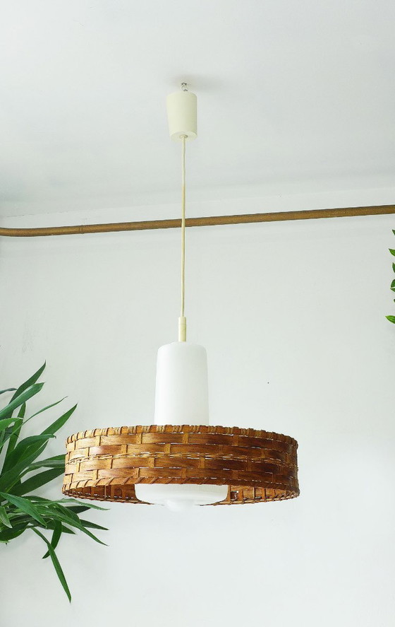 Image 1 of Vintage hanglamp DORIA uit de jaren 60/70, van glas en rotan, UFO-vormig ontwerp, Deens design.