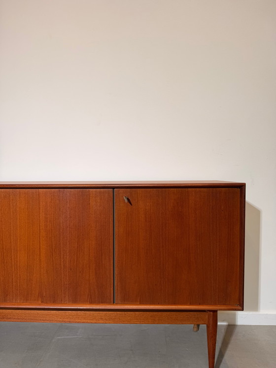 Image 1 of Buffet en teck de style moderne du milieu du siècle | Design scandinave