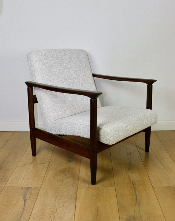 Image 1 of GFM-142 Fauteuil, ontwerp van Edmund Homa uit de jaren 70, wit ivoor boucle - 2 stuks beschikbaar - donker hout