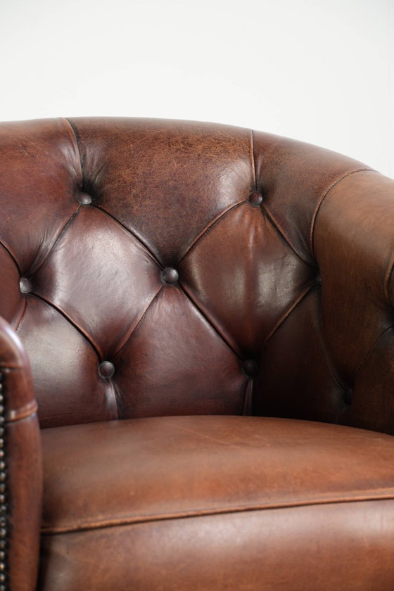 Image 1 of 2x karaktervolle en warme schapenleren clubfauteuil in Engelse chesterfield stijl