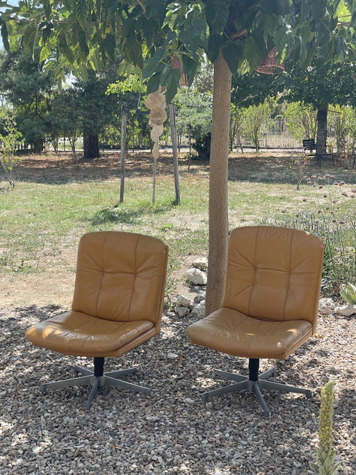 Set van 2 vintage okerkleurige leren draaifauteuils – jaren 70 – draaistoelen, Leather, Metal